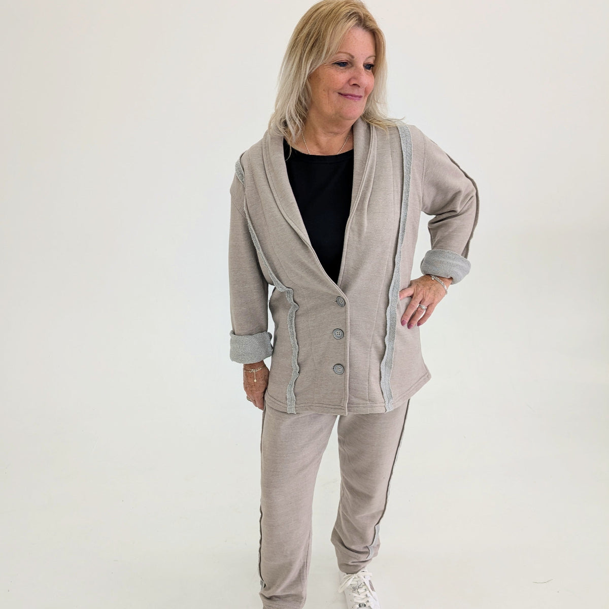 
                  
                    coeur elephant design in qc fashion set coton ouaté gris ou noir ultra confortable veston manche longues avec pantalon ajusté pour femmes bouton
                  
                