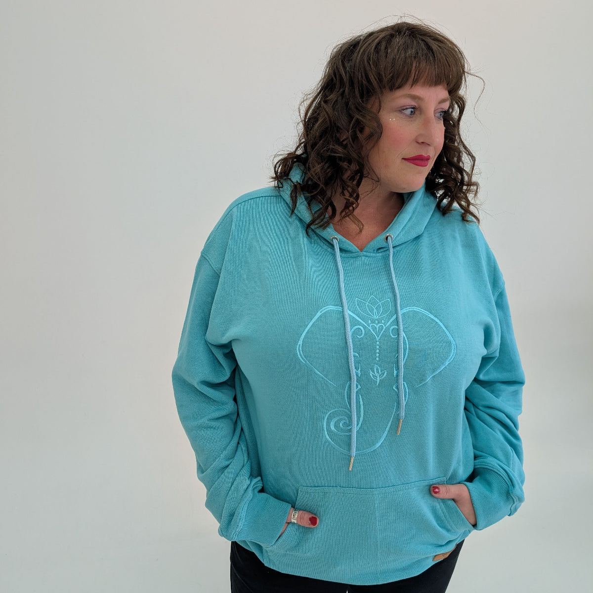 
                  
                    coton ouaté pour femme avec capuchon doublé, capuchon embossé et elephant brod au devant fait au quebec
                  
                