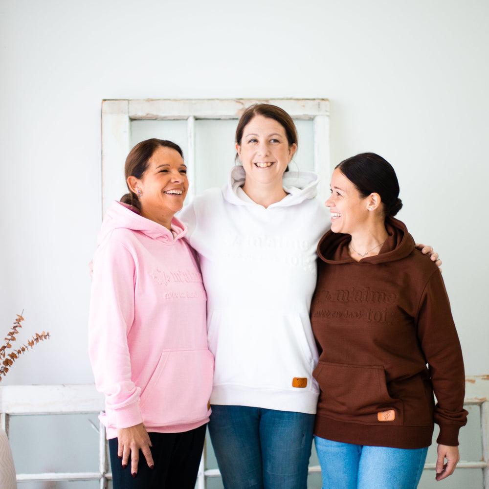 coton ouaté, sweat, vêtement hoodie capuchon pour femmes designé au québec avec devant et capuchon embossé je m'aime avec ou sans toi