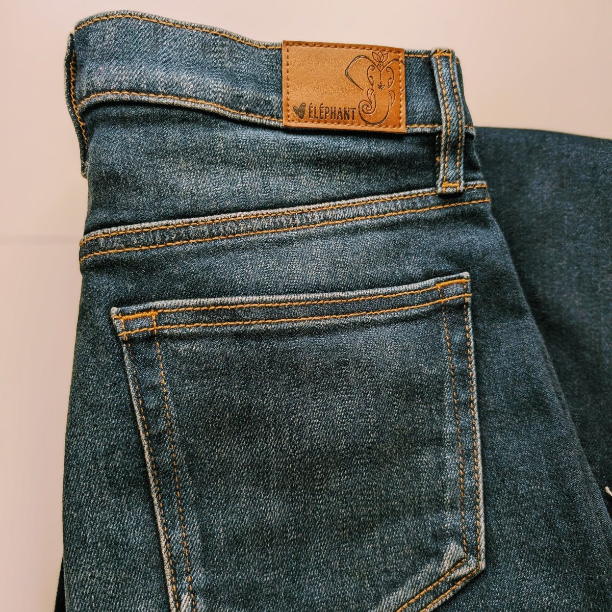 
                  
                    Jeans ANNA - Coeur Elephant ClothingJeans ANNAjeansCoeur Elephant ClothingCoeur Elephant Clothing24Jeans femme jambre large extensible spandex 95% coton, 3% polyester, 2% spandex coeur elehant clothing jeans taille haute moulant parfait confort
                  
                