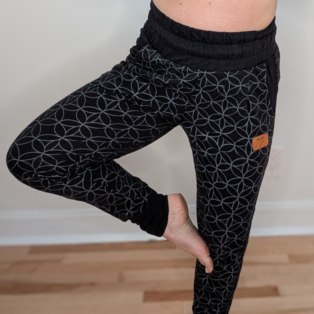 coeur elephant designe vetement mode yoga spiritualité pantalon ajusté extensible bambou spandex coton imprimé noir gris taille haute